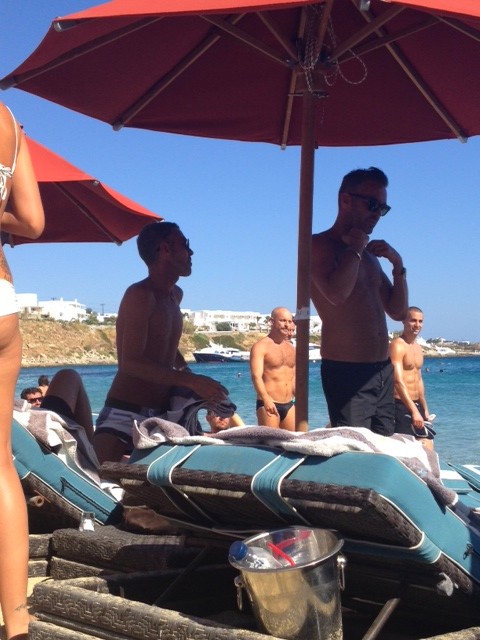 Flagramos certa dupla da moda no maior sossego em Mykonos. Quem?