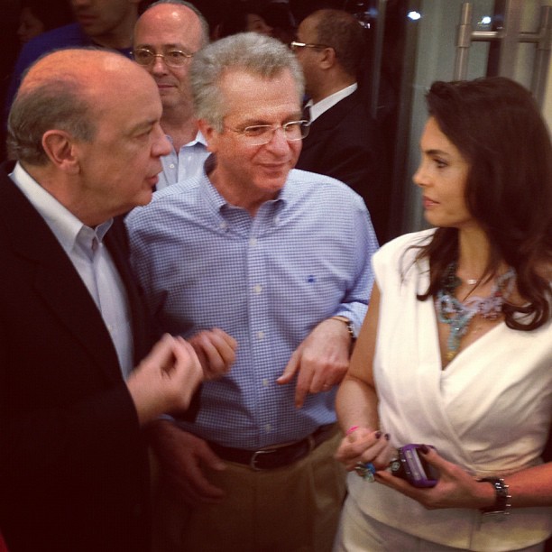 José Serra bebe champagne e troca de paletó na loja da Dior