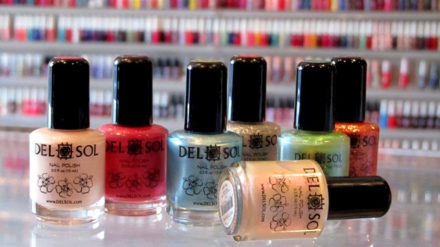 Um esmalte que muda de cor dependendo da luz? Sim, nós podemos!