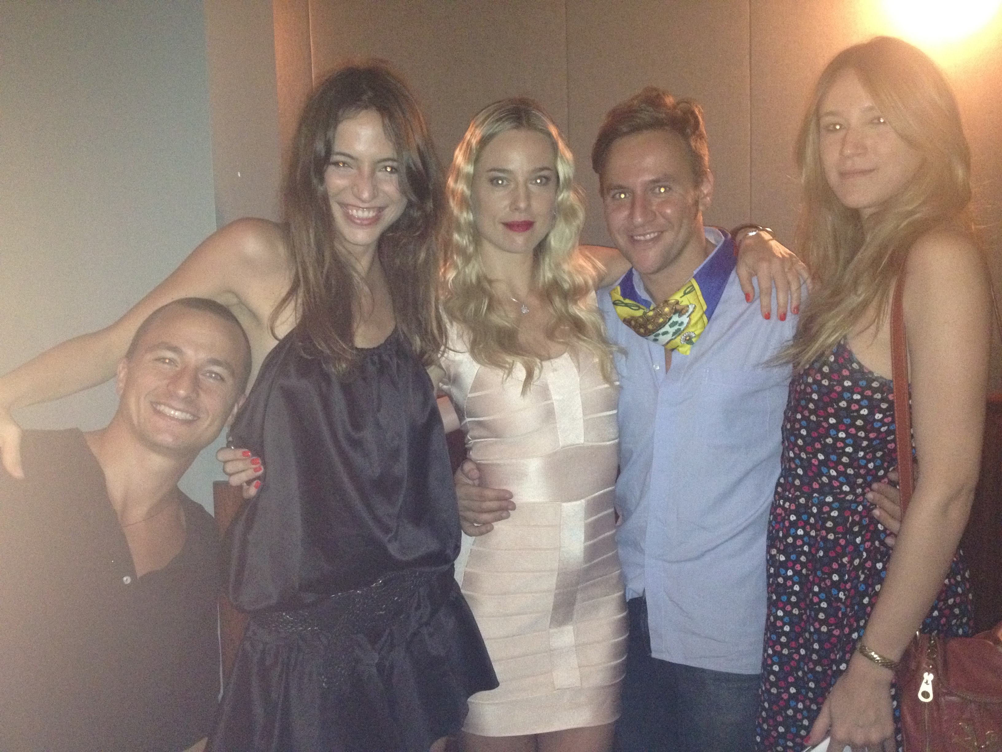 A modelo gaúcha Cris Saur está dando passos na calçada da fama