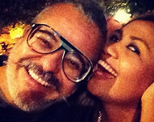 Ronaldo Fraga prepara jantar mineiro para Gaby Amarantos