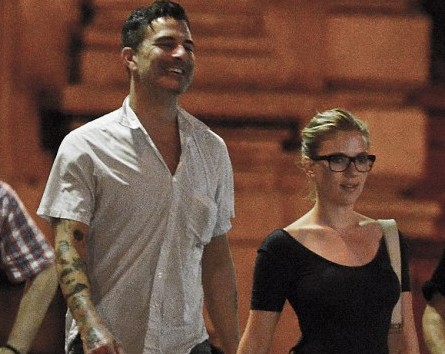 Scarlett Johansson em clima de romance com publicitário em Paris