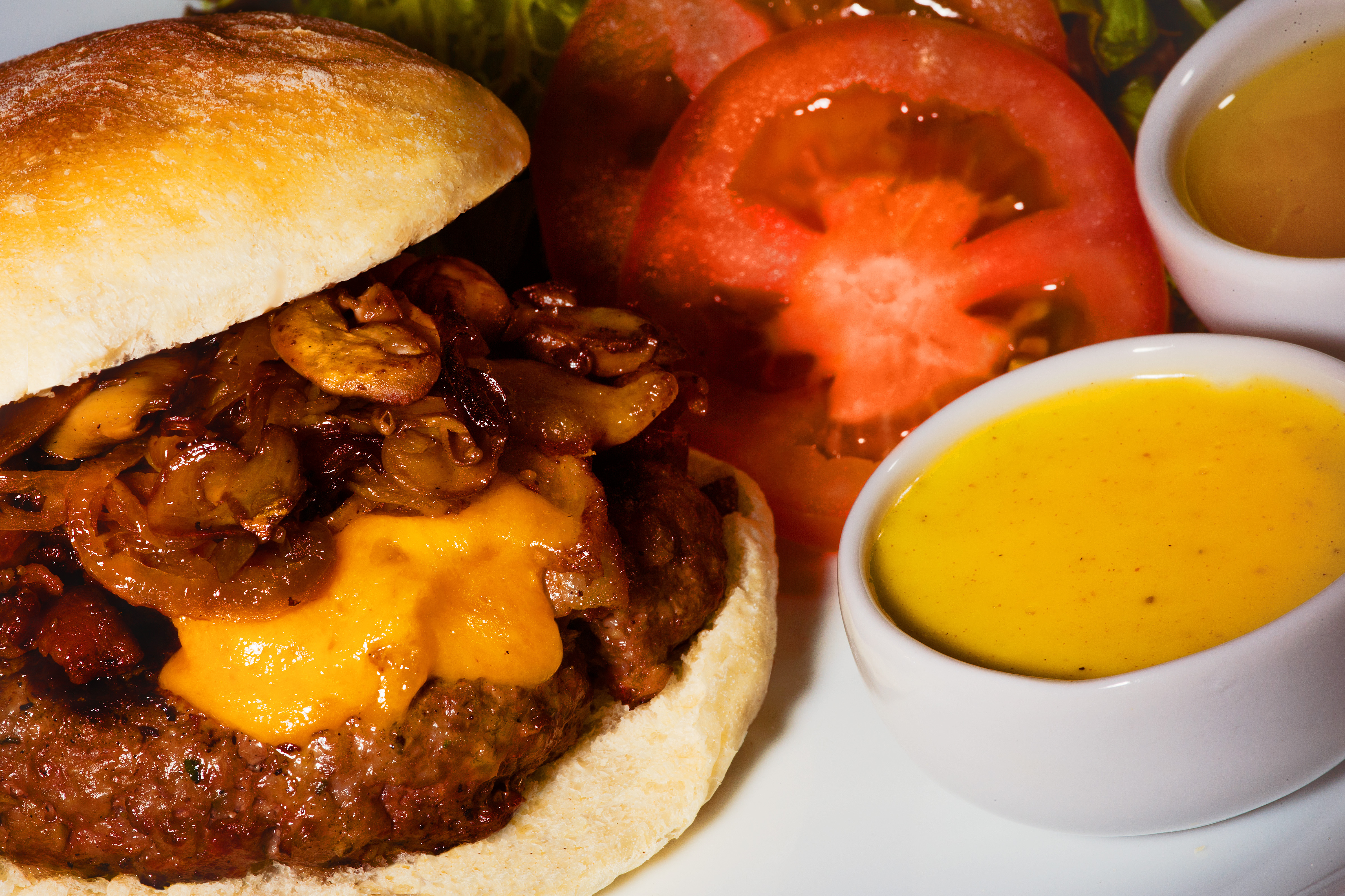 Que tal um hambúrguer e um drink do Rock’n’Cycles nesta terça-feira?