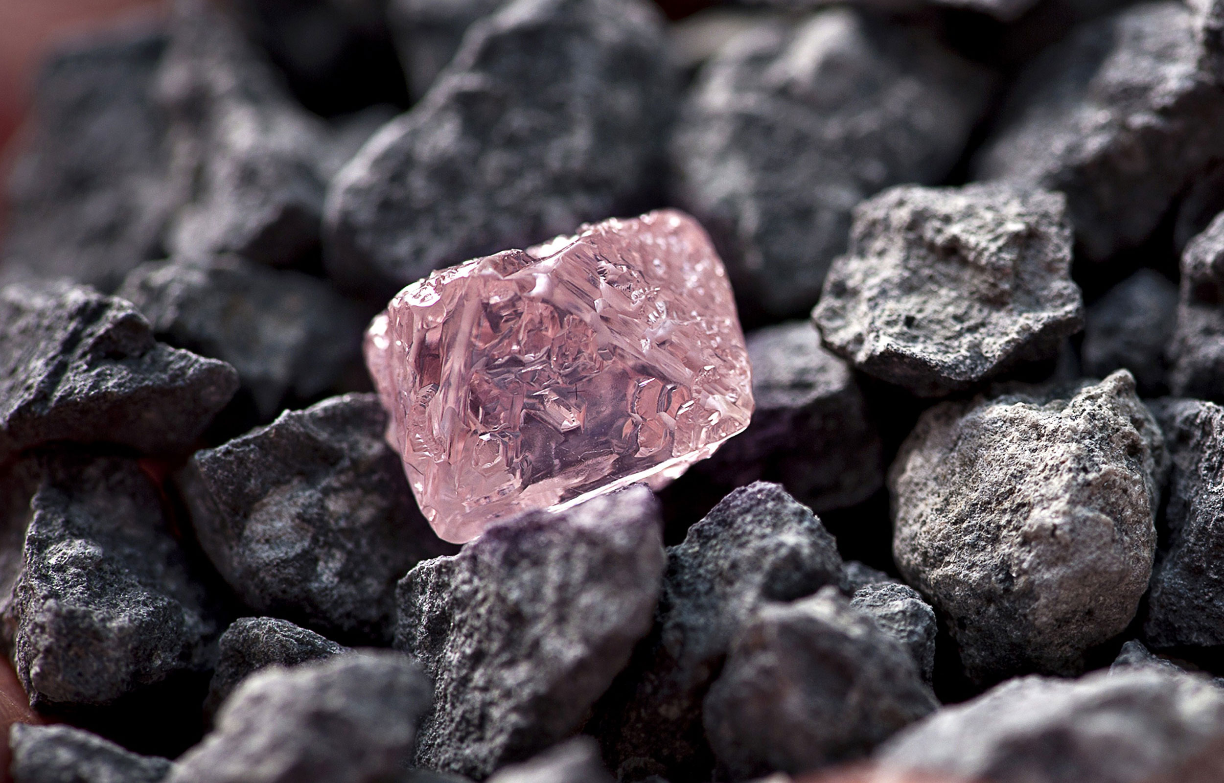 Extinção? Produção de diamante rosa pode cessar em oito anos