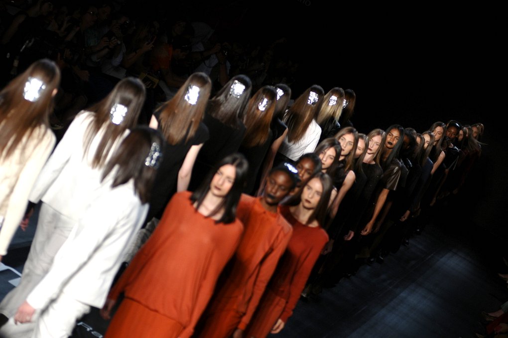 Uma Raquel Davidowicz desfila “conforto urbano” no SPFW