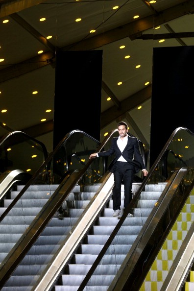 Louis Vuitton abre último dia de desfiles em Paris em grande estilo