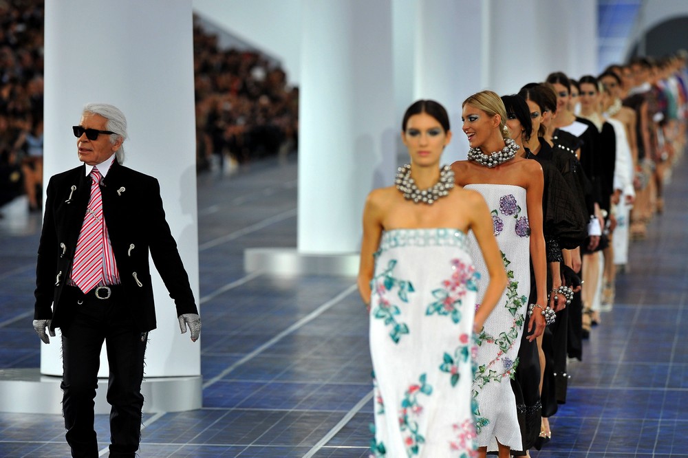 Chanel desfila coleção cool em Paris com fila A recheada de modettes