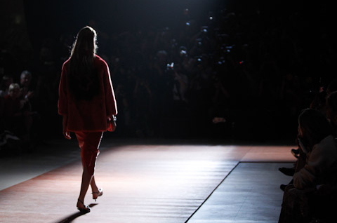 Com fila A repleta de starlets, Miu Miu desfila looks sombrios e invernais em Paris