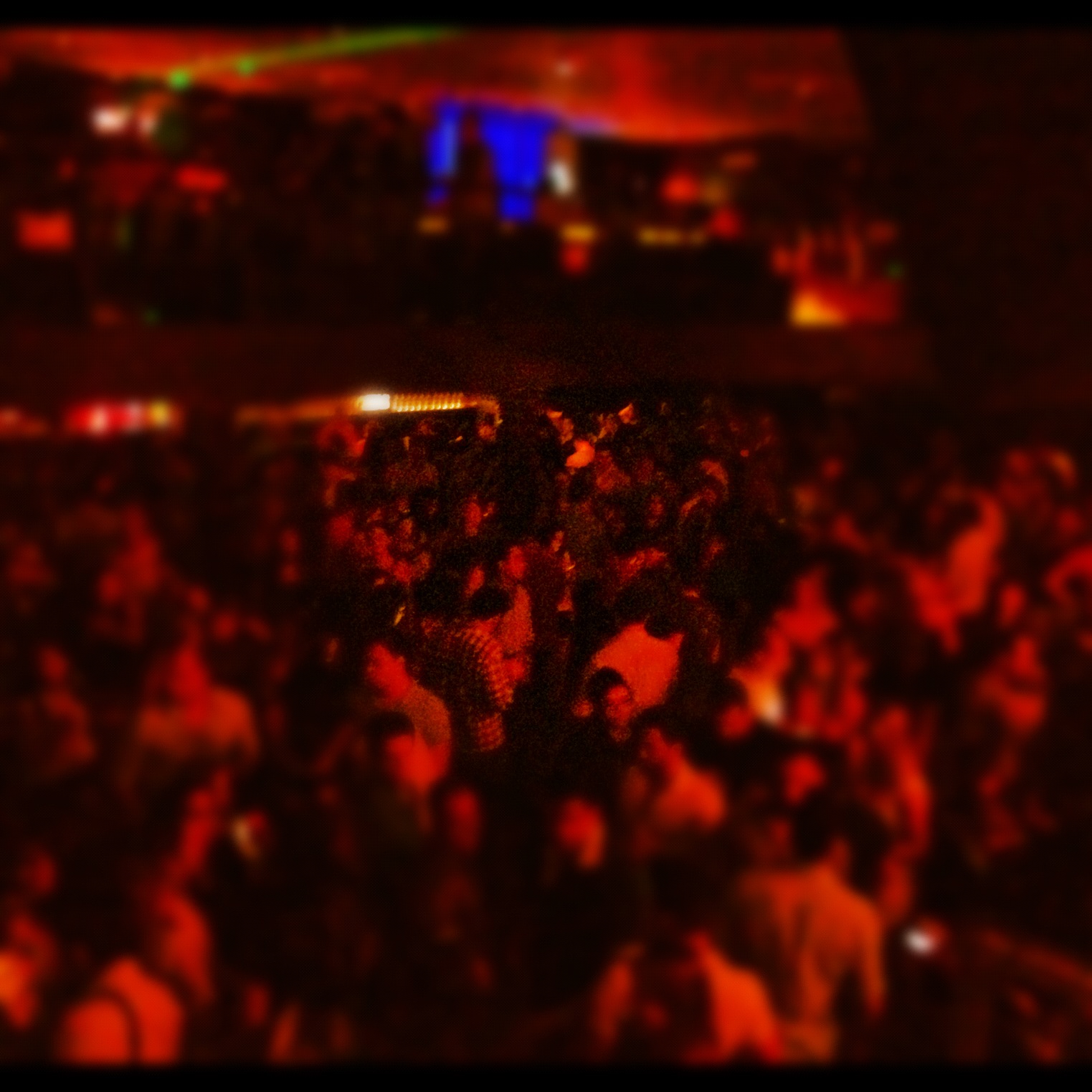 Glamurettes animados na festa de dois anos do Wood’s Bar. Saiba mais