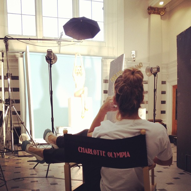 Com sua marca de acessórios, Charlotte Dellal vira capa de livro hype