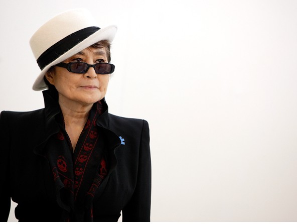 Yoko Ono resgata croquis desenhados para John Lennon e lança coleção