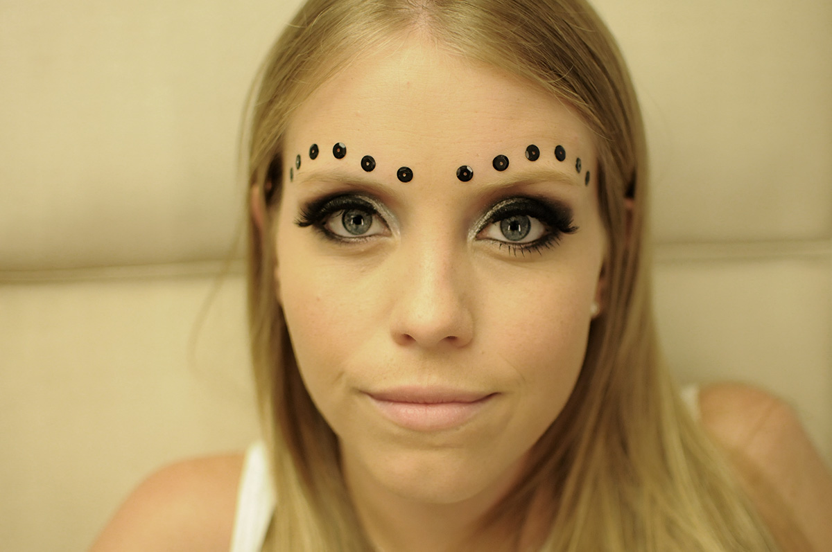 Paetê e muito prata: confira um make de Carnaval para curtir a folia