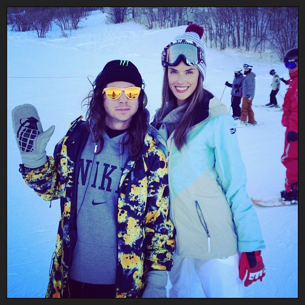Alessandra Ambrosio aprende a esquiar com fera do snowboard norte-americano