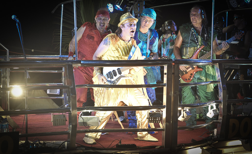 Glamurama e Motorola RAZRi levam para um passeio no Expresso 2222. Vem!