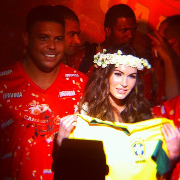 Mal chegou no Camarote da Brahma, e Megan Fox já fez vários amigos