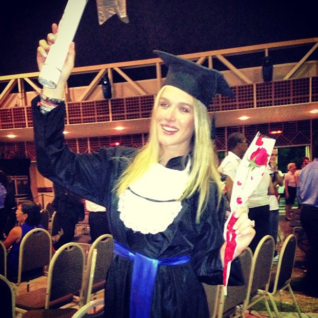 Fiorella Mattheis agora é uma jornalista graduada. Entenda!
