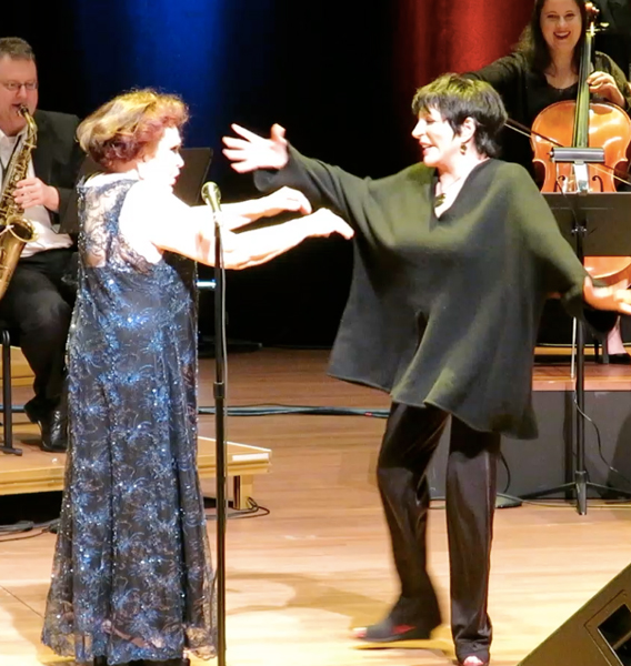 Bibi Ferreira canta no Lincoln Center e recebe Liza Minnelli no palco