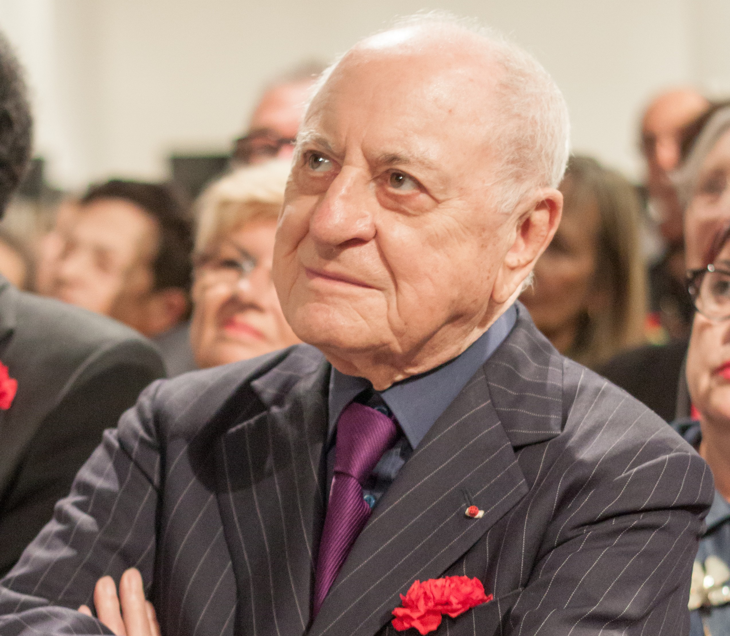 Companheiro de YSL, Pierre Bergé enfrenta o governo francês