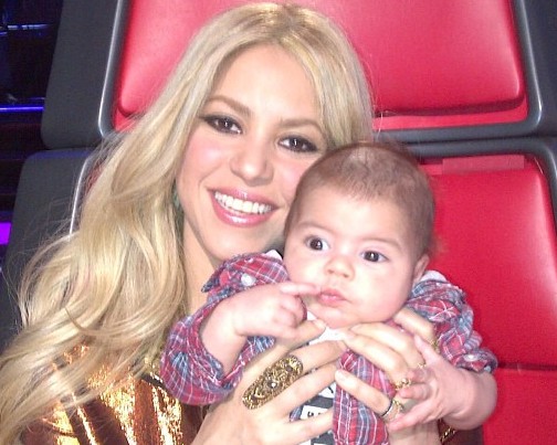 Filho de Shakira acompanha gravação de “The Voice”. Olha o flash!