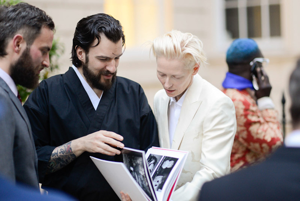 Lançamento do novo projeto de Tilda Swinton movimenta Londres