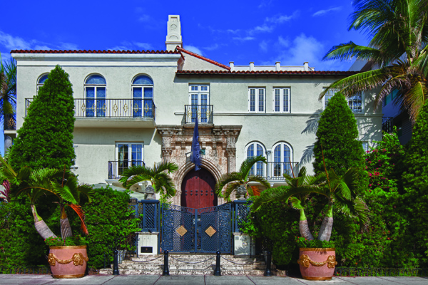 Mansão de Gianni Versace será leiloada com lance mínimo de US$ 25 milhões
