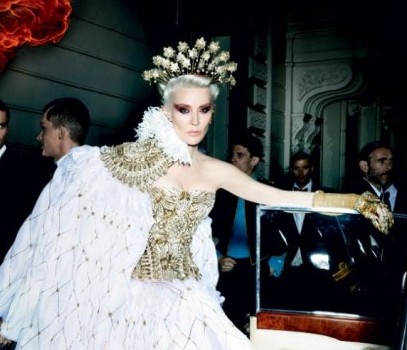 Com imagens incríveis de Mario Testino, “Vanity Fair” homenageia seus “bem vestidos”