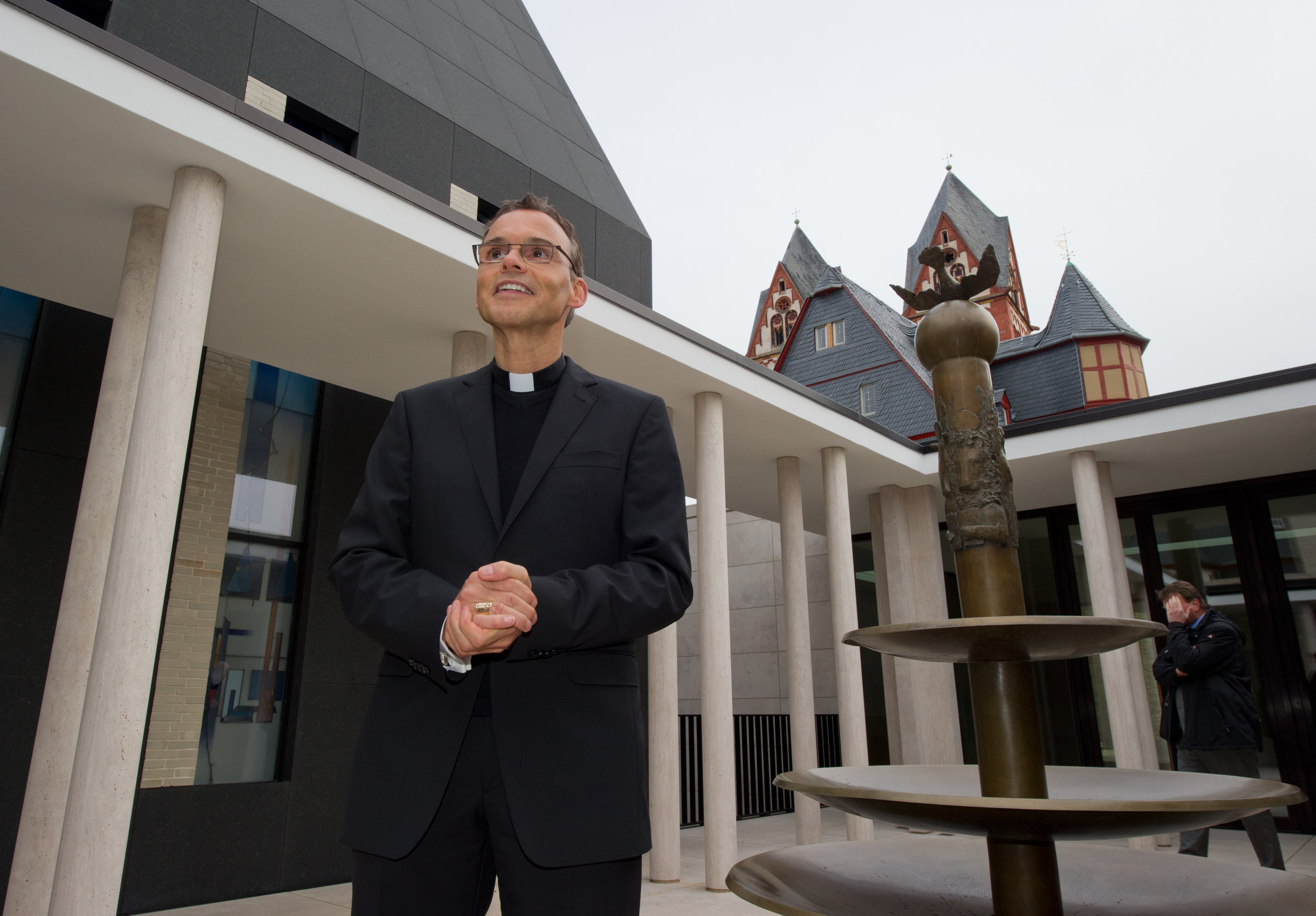 Afastado, “bispo de luxo” pode ter sua mansão transformada em abrigo