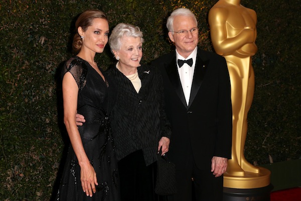 Angelina Jolie recebe Oscar Honorário por ajudar a salvar vidas