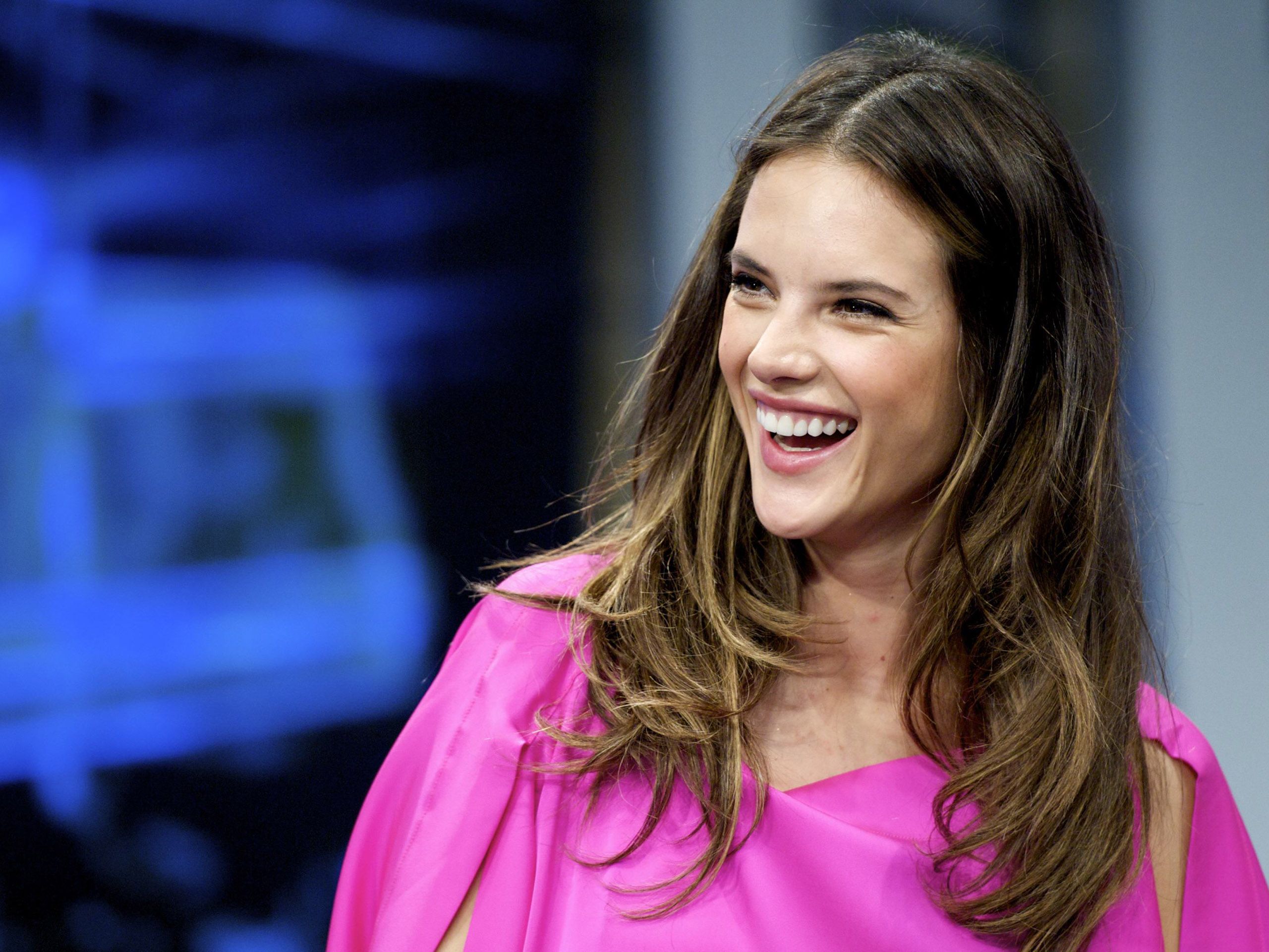 Alessandra Ambrosio assume plástica na infância e vira alvo de críticas
