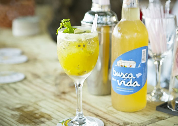 Drink Verde-Amarelo da Busca Vida faz sucesso no Cafe de la Musique Trancoso