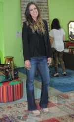 Karina Maluf exibe sapatos Carmen Steffens no Lado B