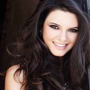 Irmã mais cool do clã Kardashian, Kendall Jenner rouba a cena. Olho nela!