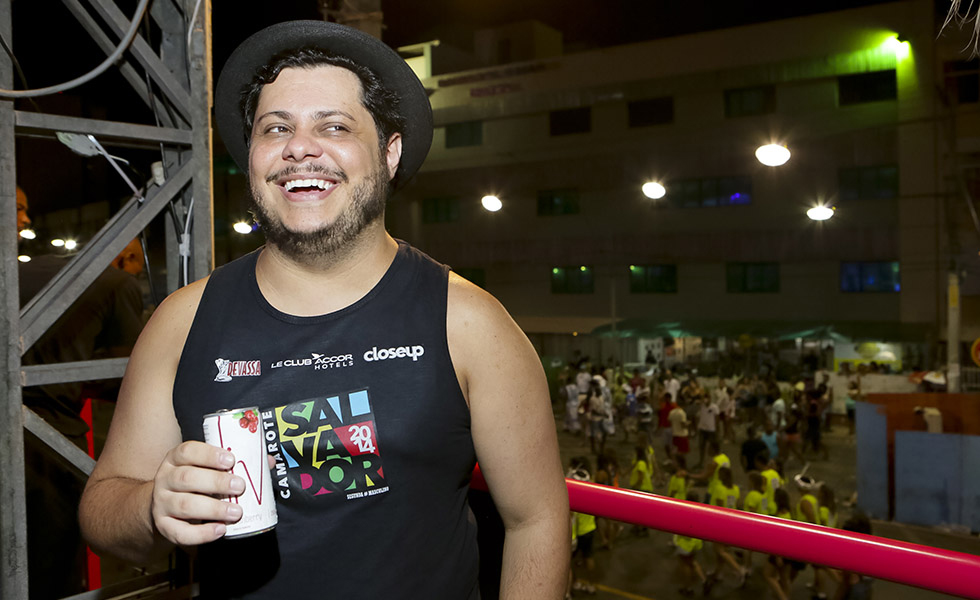 Glamurama mostra o sucesso de Liv no camarote Salvador