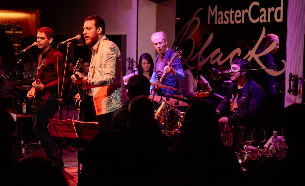 Dado Villa-Lobos relembra clássicos em SP e segue para o Rio. Play!