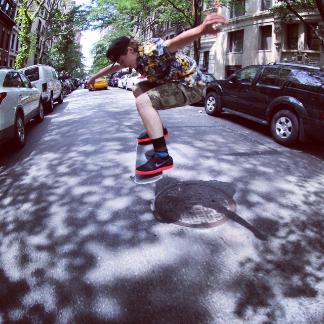 Filho de Madonna e Guy Ritchie, Rocco é fera no skate. Espia!