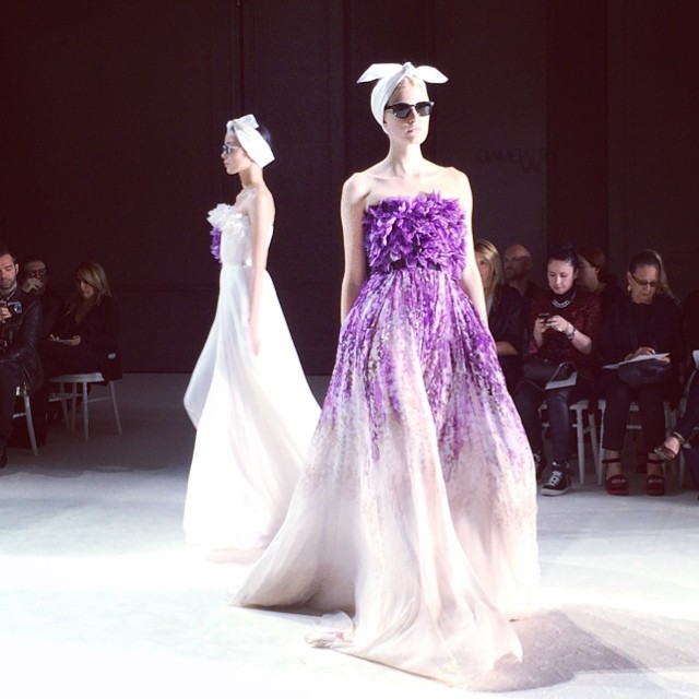 Em Paris, Giambattista Valli mostra coleção retrô chic. Aos registros