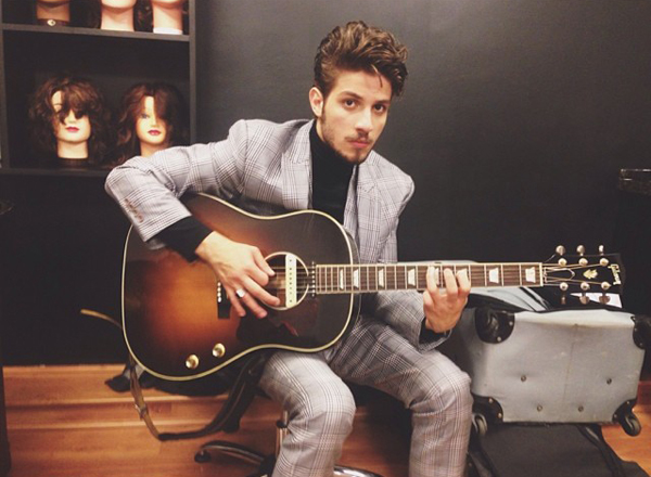 Chay Suede arma petit comité musical com neo globettes em SP