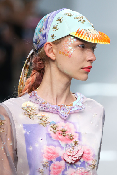 Beleza na Semana de Moda de Paris aponta make iluminado como tendência