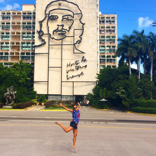 Adriana Barra mostra o colorido de Havana em trip pela cidade