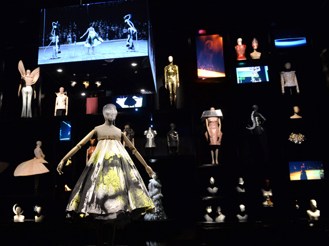 Exposições pelo mundo traçam vida e obra de nomes da música, moda e arte