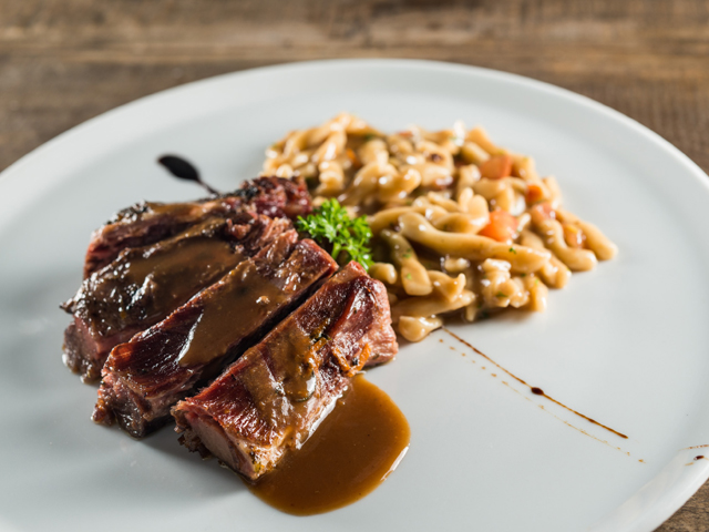 Glamurama entrega receita de paleta de cordeiro do Forneria