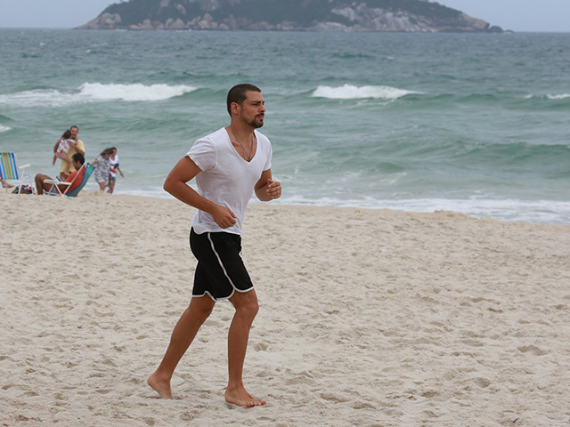 Cauã Reymond aproveita o bom tempo no Rio para correr na praia