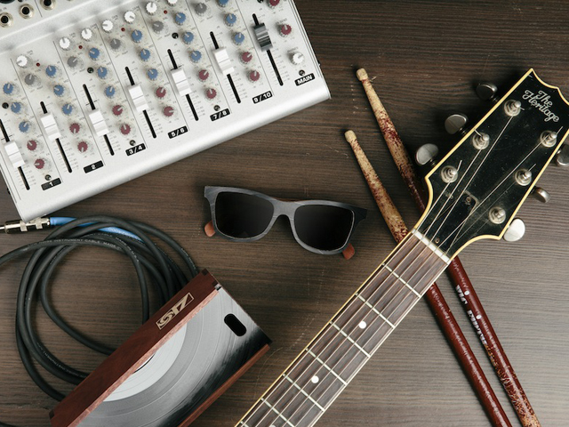 Marca cria óculos de sol feitos com discos de vinil