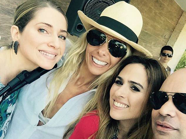 Tatá Werneck ataca de paquita em sua festa de aniversário. Play!