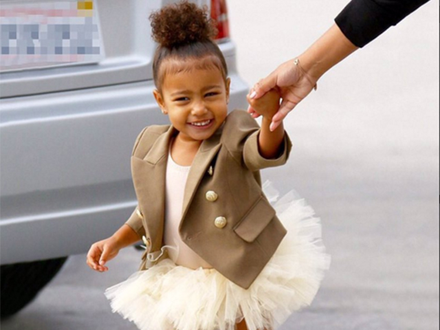 “No pictures!”, solta a pequena North West para os paparazzi