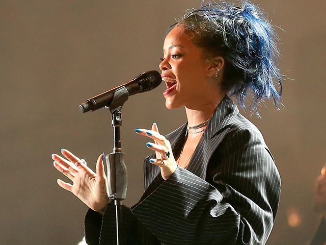 Rapte-me, camaleoa: Rihanna muda de novo a cor do cabelo