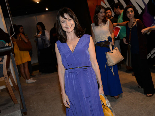 Enquanto não começa nova novela, Zezé Polessa ataca de andarilha