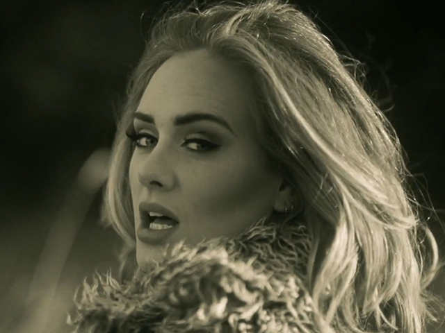 Adele não pode mais postar seus próprios tuítes. O motivo? Bebida!