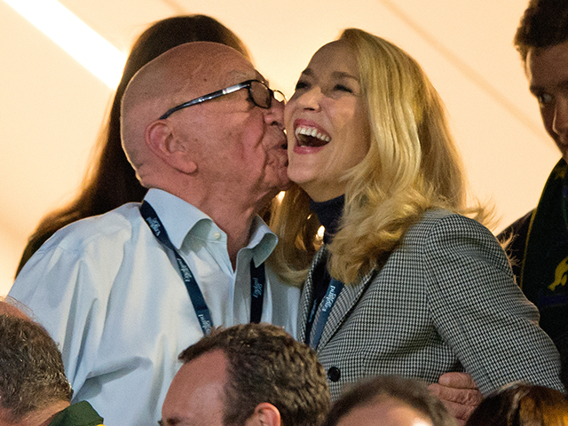 Rupert Murdoch e Jerry Hall trocam beijos em final mundial de rugby