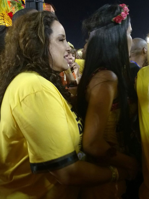 Ana Carolina e Letícia Lima são flagradas aos beijos na Sapucaí